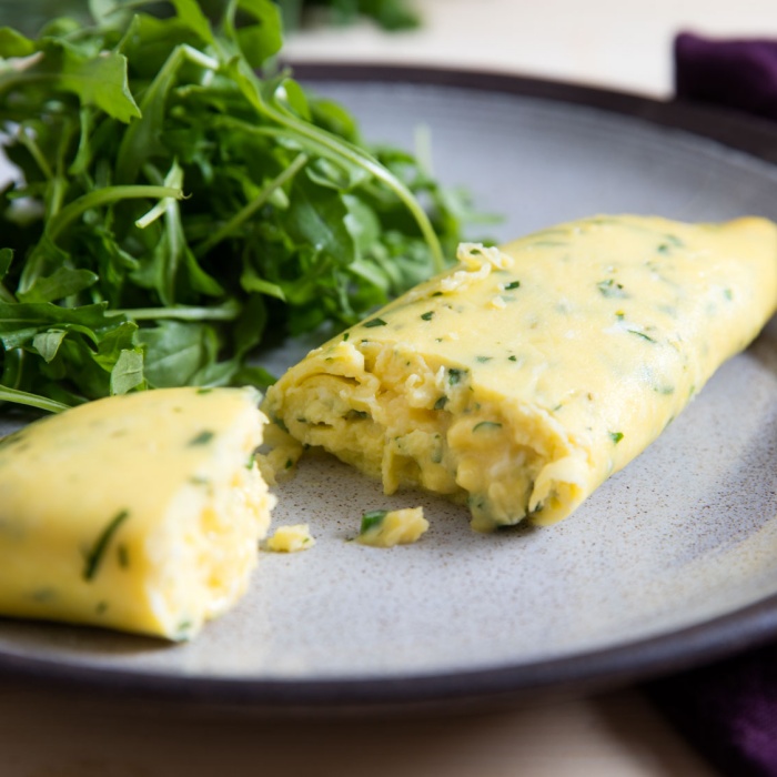 Omlet francuski z ziołami i serem