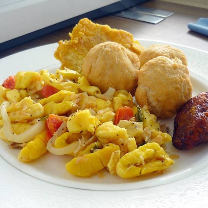 Jamajski dorsz z ackee i smażonymi kluskami