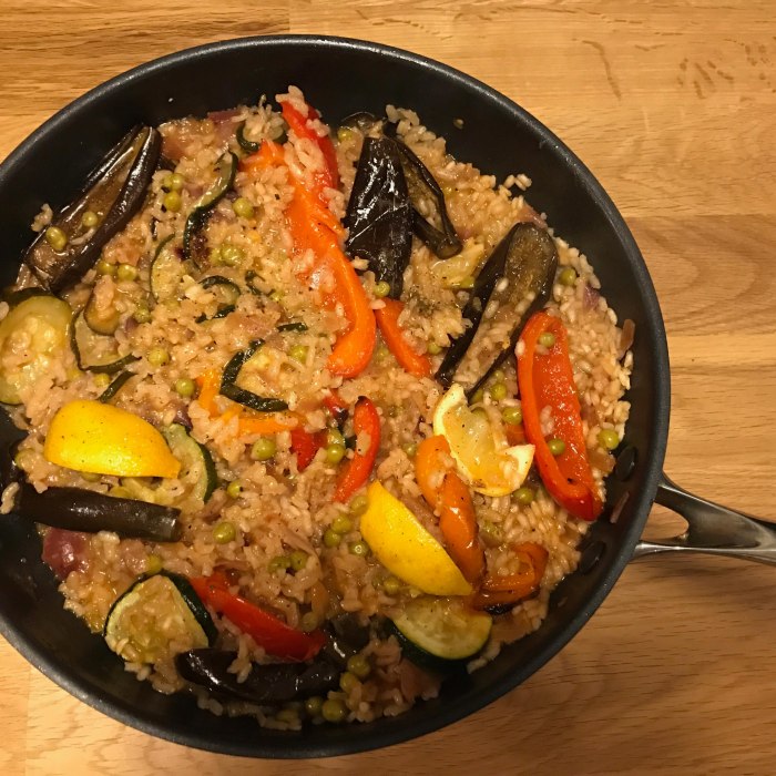 Wegańska paella z pieczonymi warzywami
