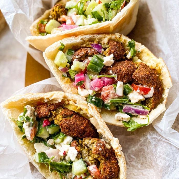 Pita z falafelem i sosem tahini