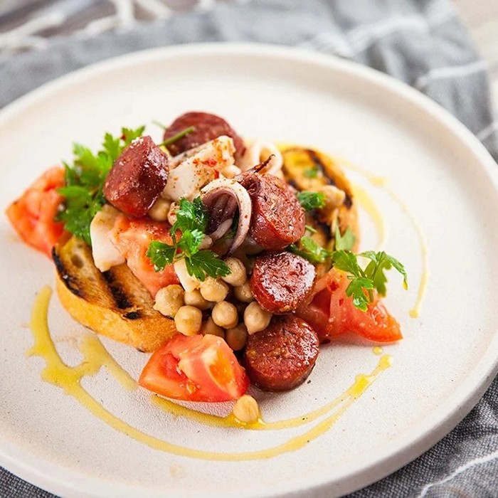 Sałatka z kalmarami, ciecierzycą i chorizo