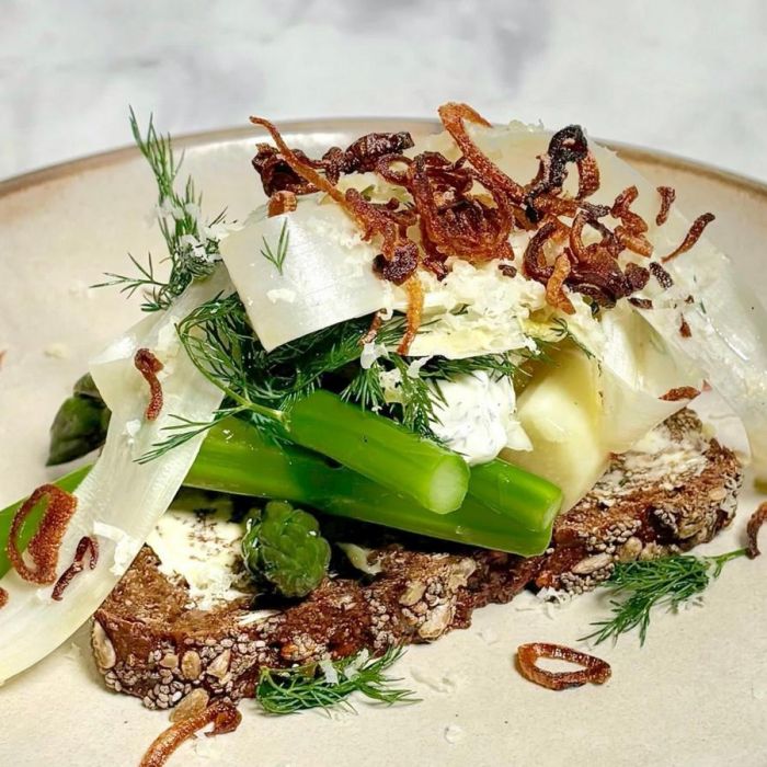 Smørrebrød ze szparagami i kremem chrzanowym
