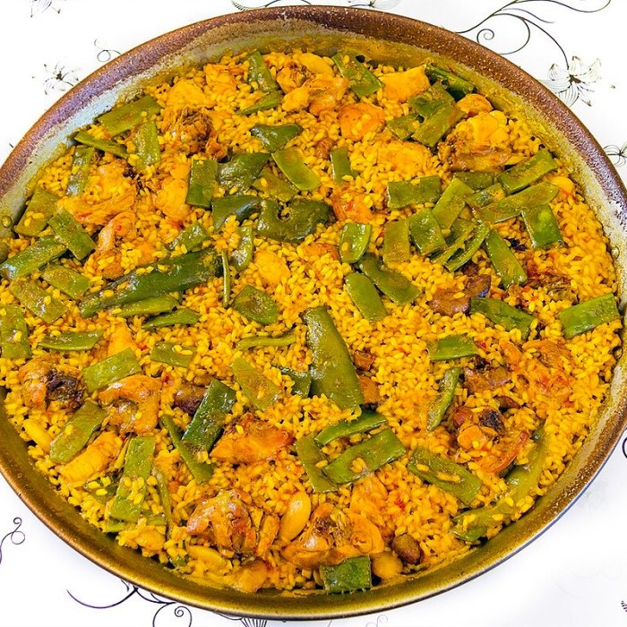 Paella z owocami morza i chorizo