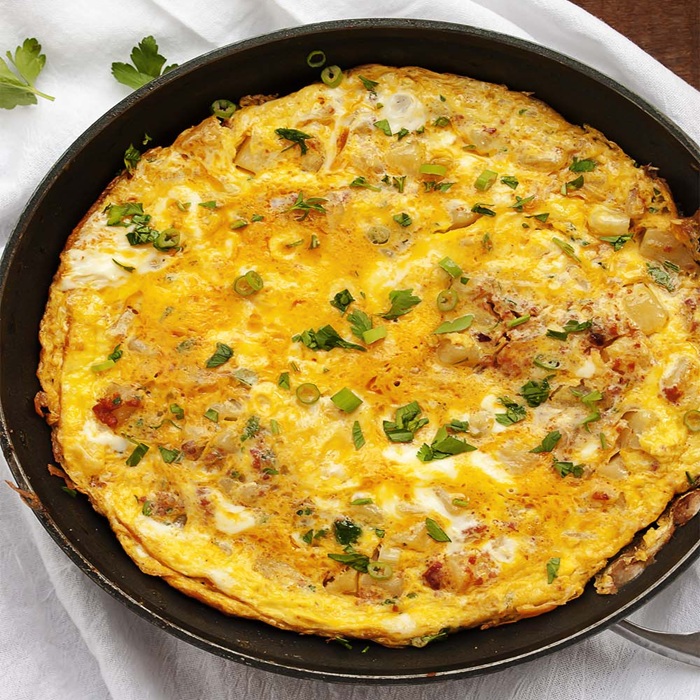 Omlet z chorizo, ziemniakiem i serem