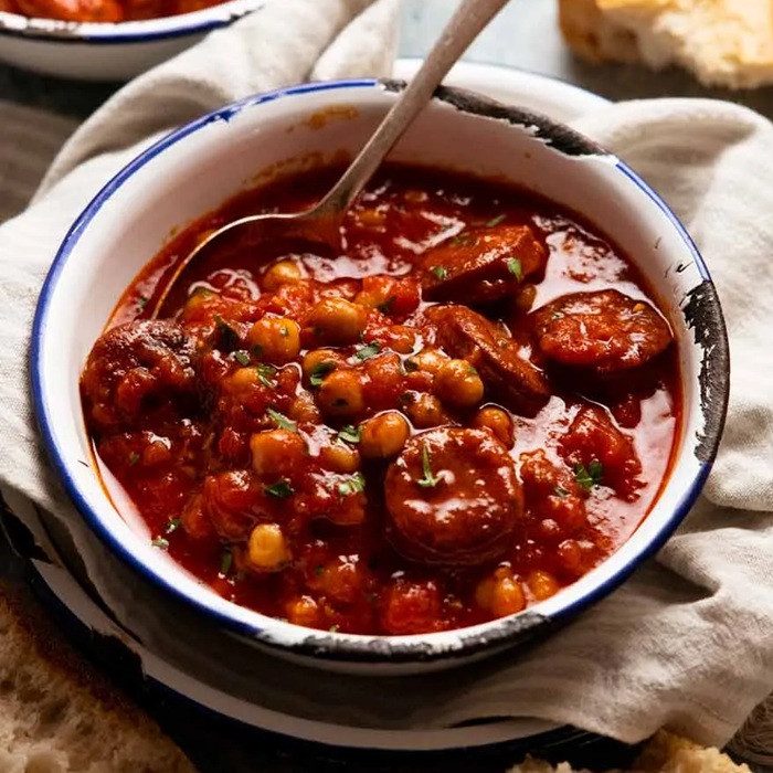 Zupa z chorizo i ciecierzycą