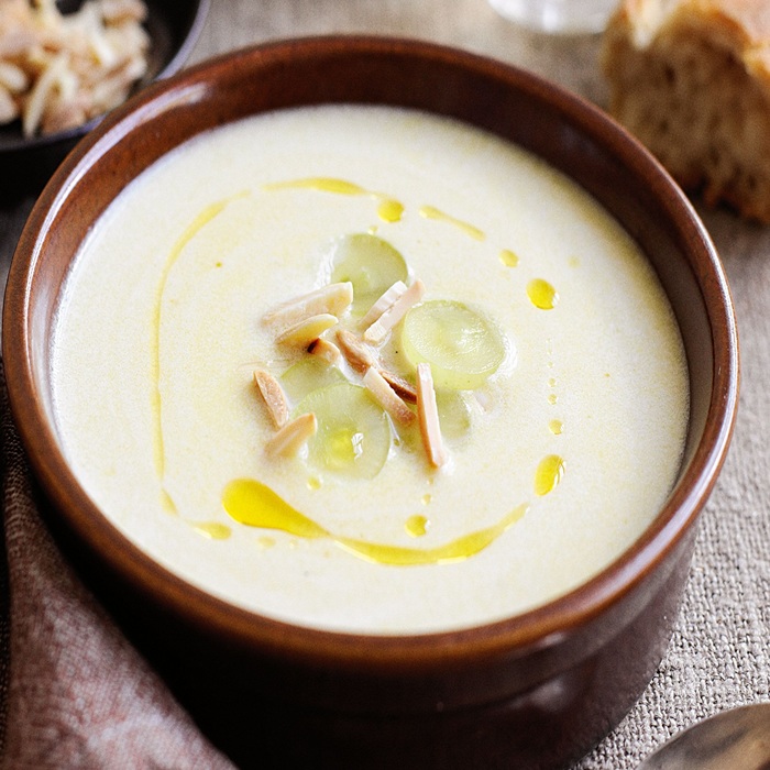 Ajo blanco, chłodnik migdałowy