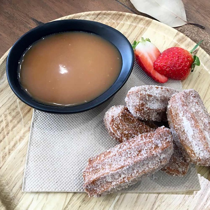 Churros czekoladowe z sosem karmelowym