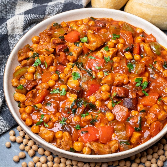 Hiszpańska fasola z kurczakiem i chorizo