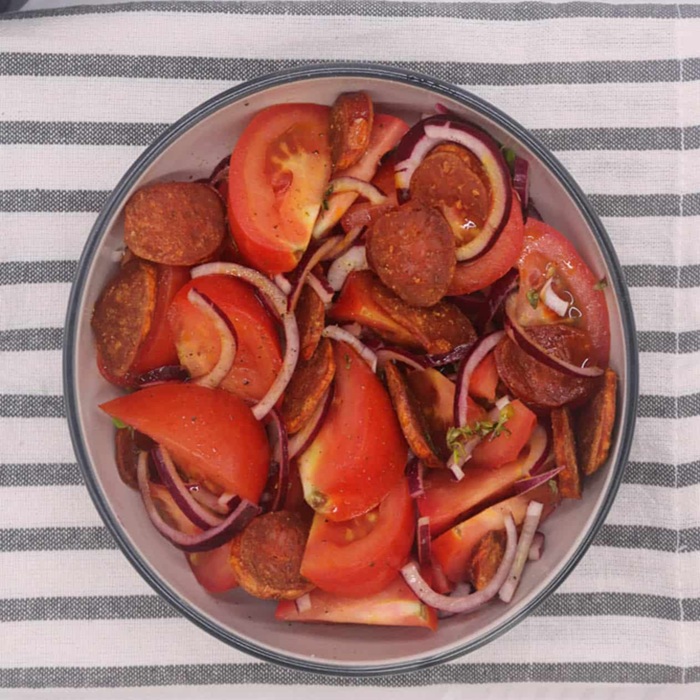 Sałatka pomidorowa z chorizo