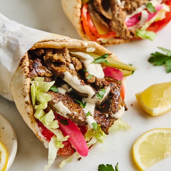 Wrapy shawarma z wolno duszoną wołowiną