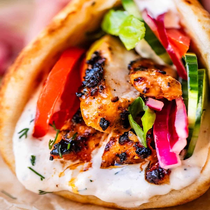 Kurczak shawarma z sosem jogurtowym