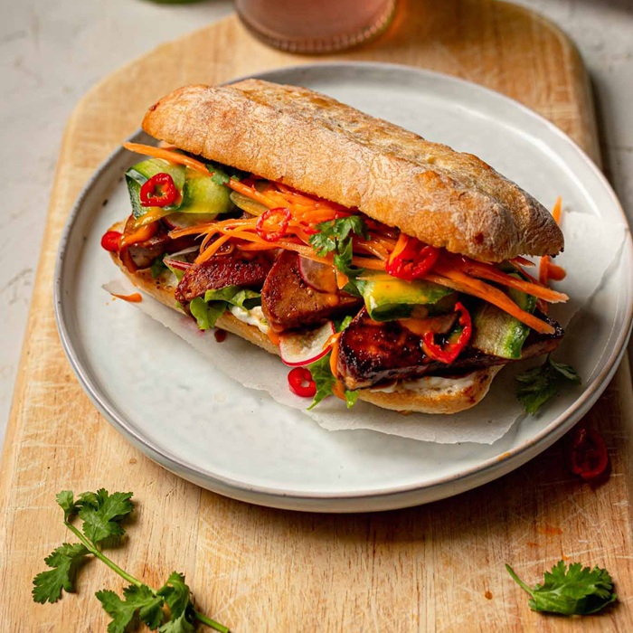 Wegańskie bánh mì z tempehem