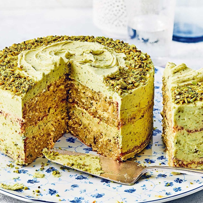 Tort pistacjowy z malinami