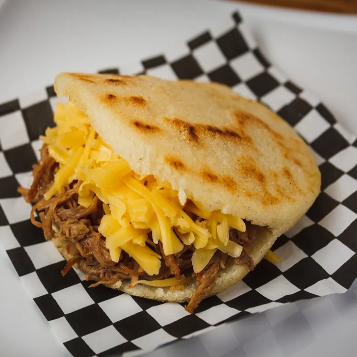 Arepa pelúa z szarpaną wołowiną