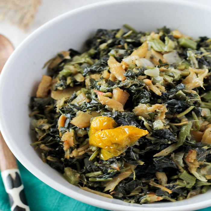 Callaloo z solonym dorszem