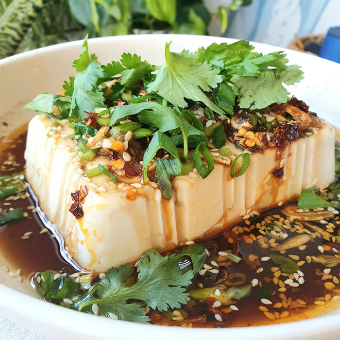 Jedwabiste tofu z sosem sojowo-sezamowym