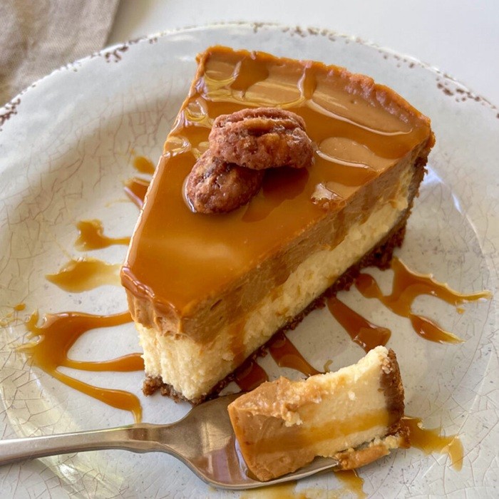 Sernik z dulce de leche i ciasteczkami Maria