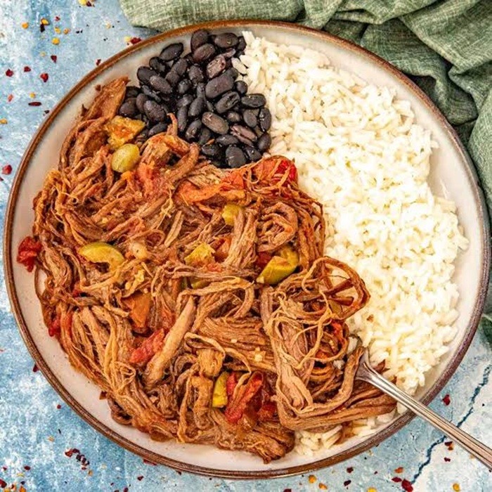 Ropa vieja, kubańska wołowina duszona