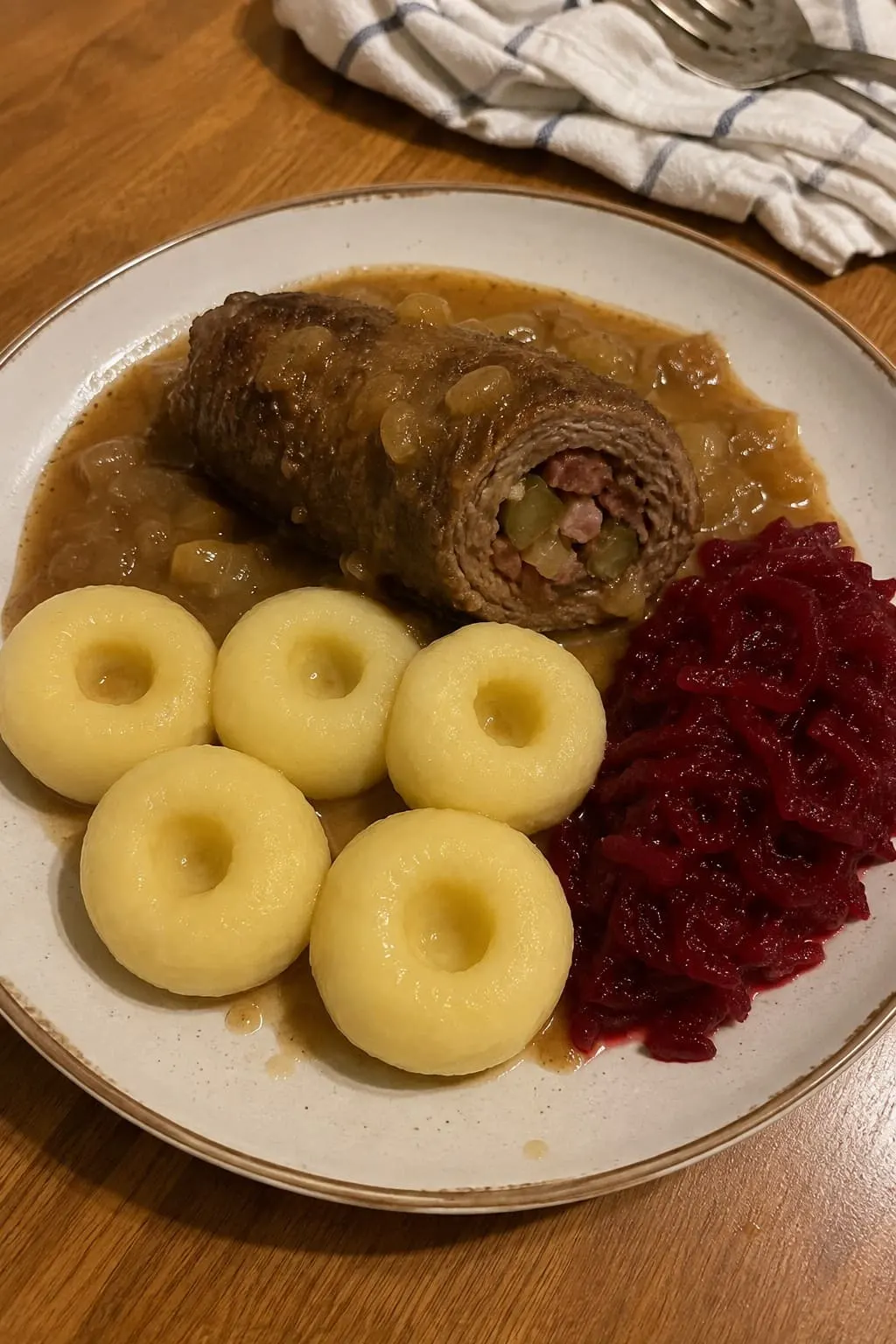 Zrazy wołowe z kluskami śląskimi i buraczkami