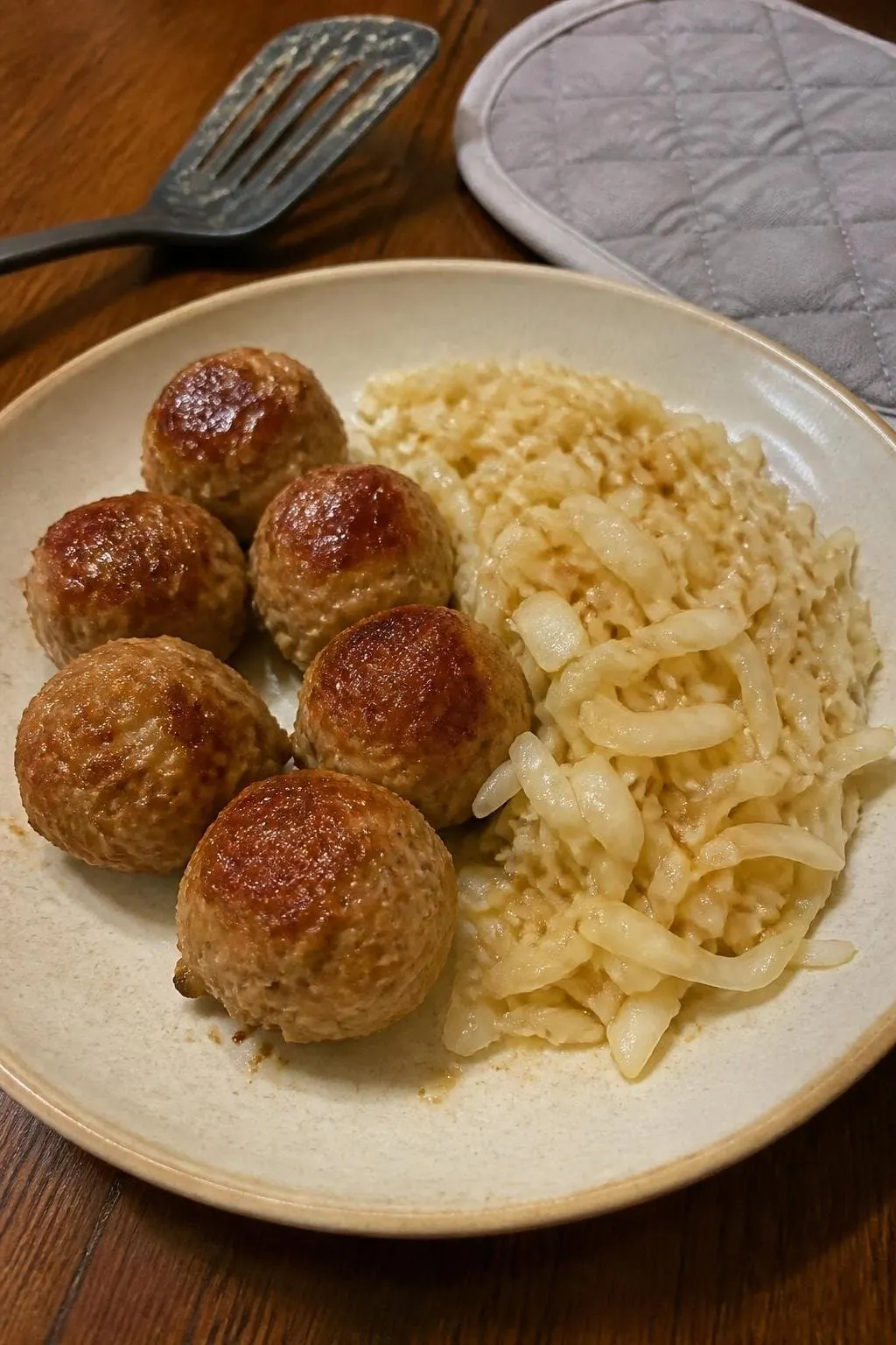 Pieczone kulki z kurczaka z imbirem i kapustą