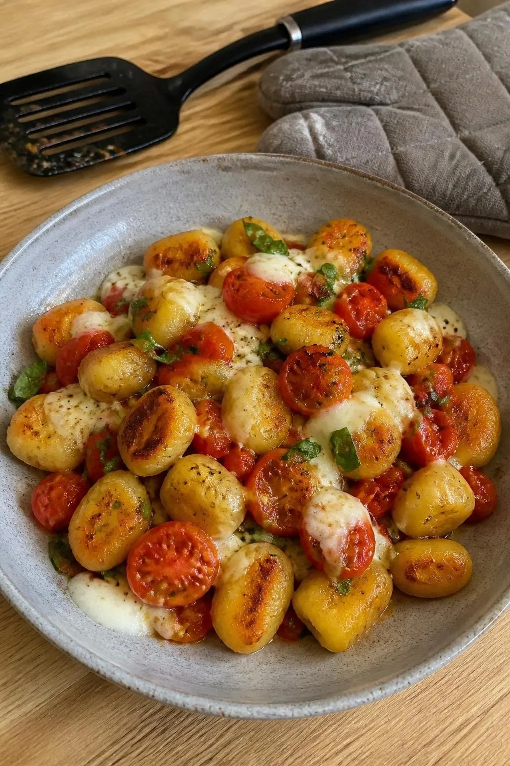 Chrupiące gnocchi z pomidorkami i mozzarellą