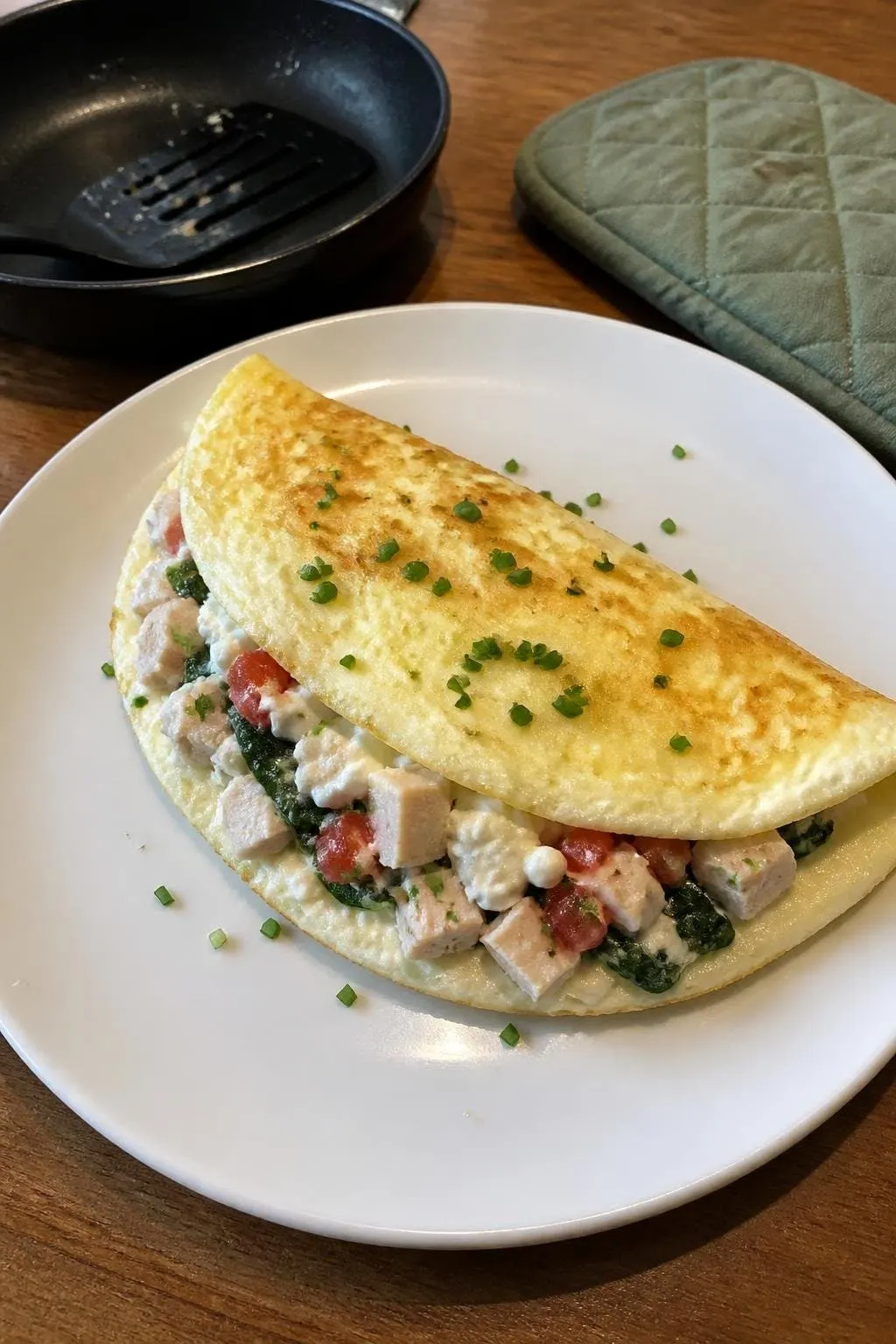 Puszysty omlet z indykiem i serkiem wiejskim