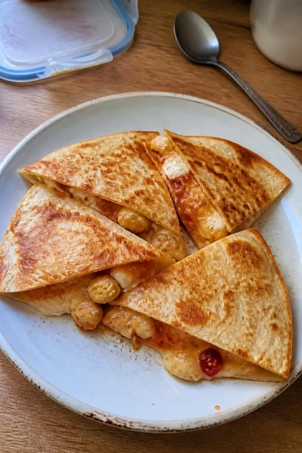 Chrupiąca tortilla z kurczakiem, twarożkiem i miodem chili