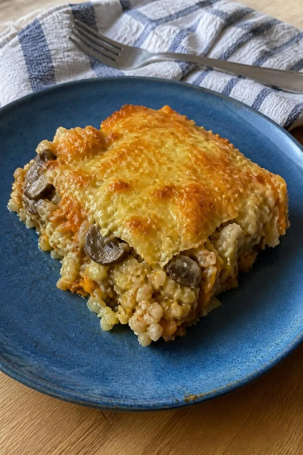 Zapiekanka z kaszą jęczmienną, pieczarkami i kapustą
