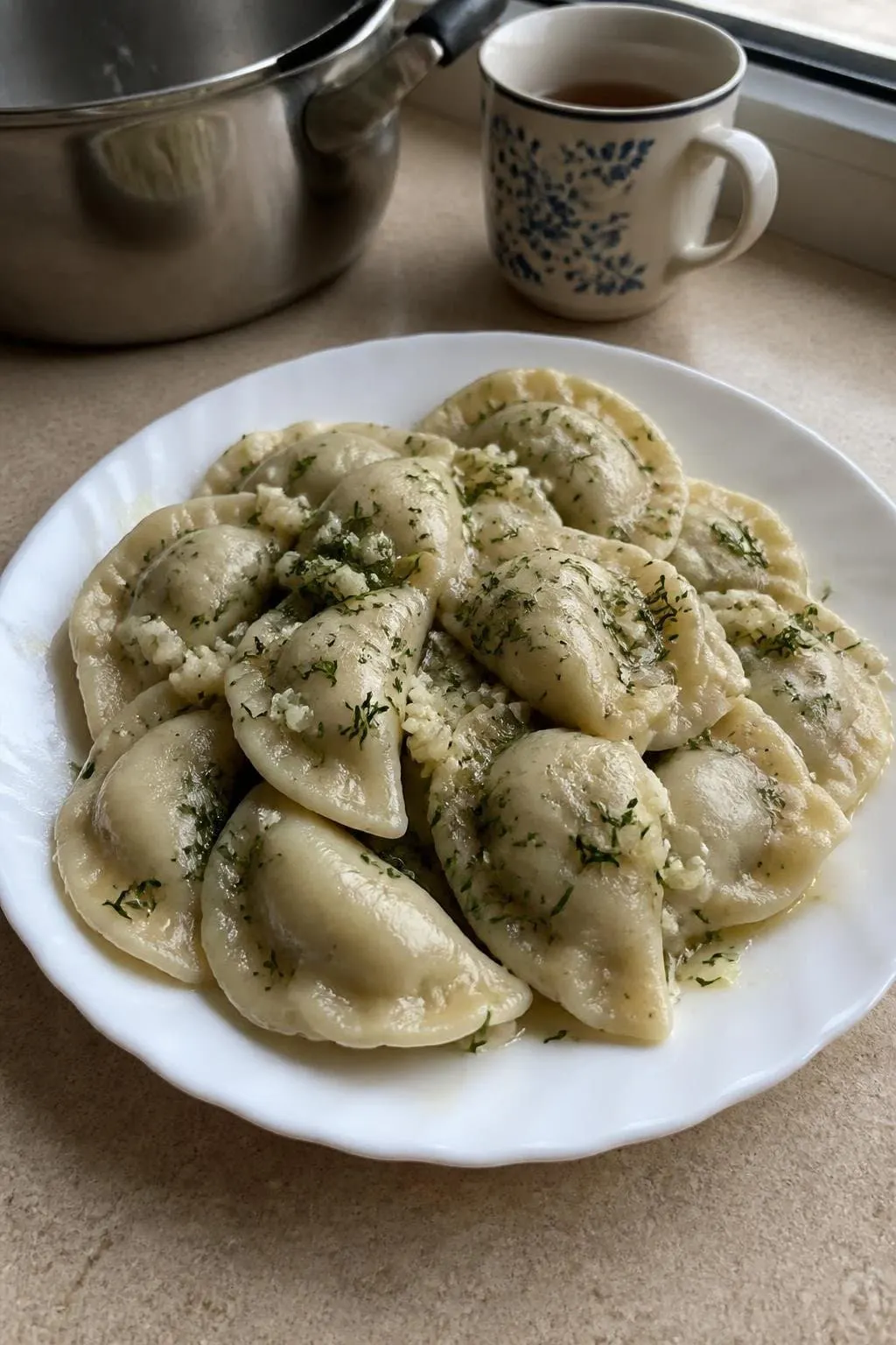 Pierożki ukraińskie z masłem czosnkowo-koperkowym