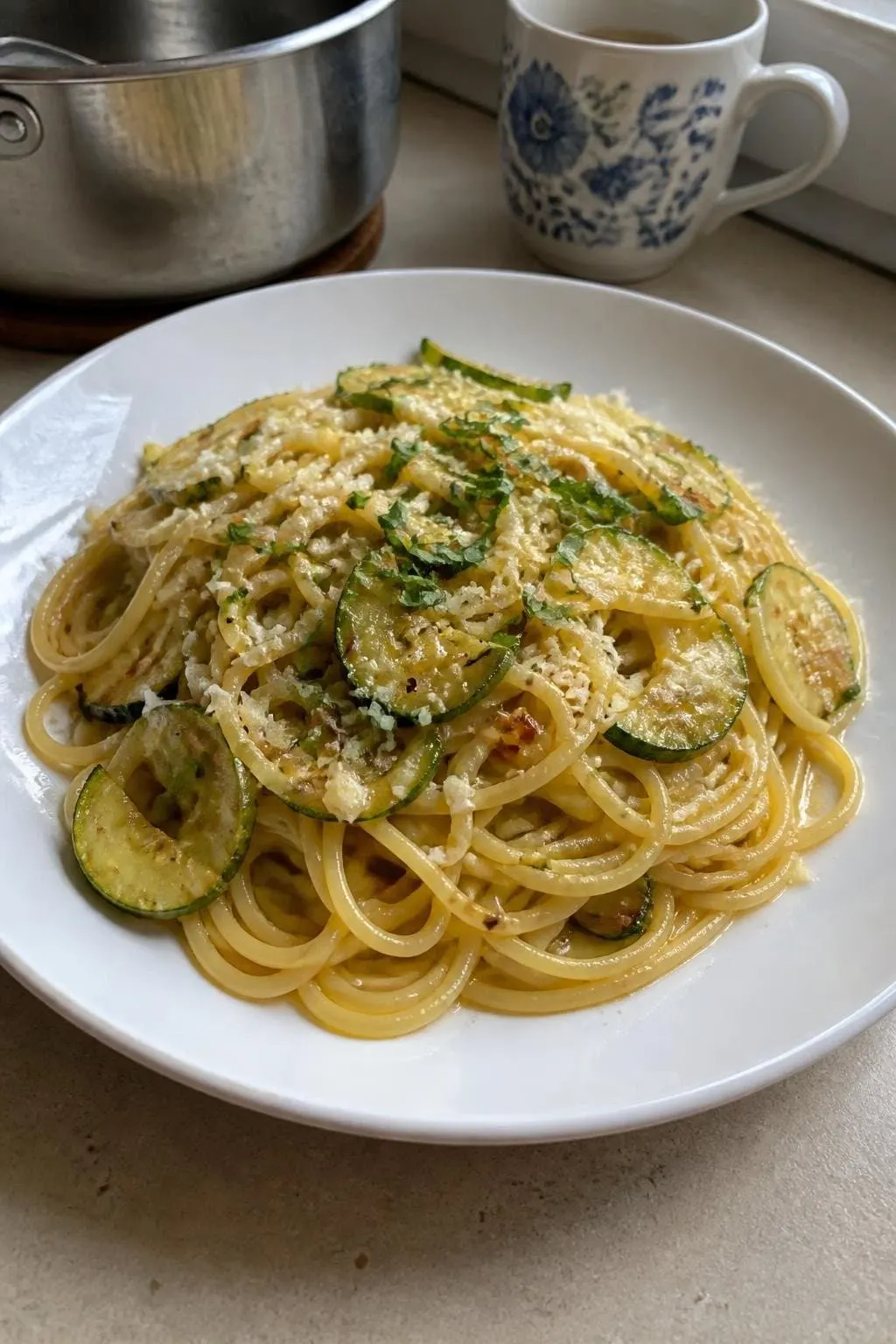 Spaghetti z cukinią, cytryną i pecorino