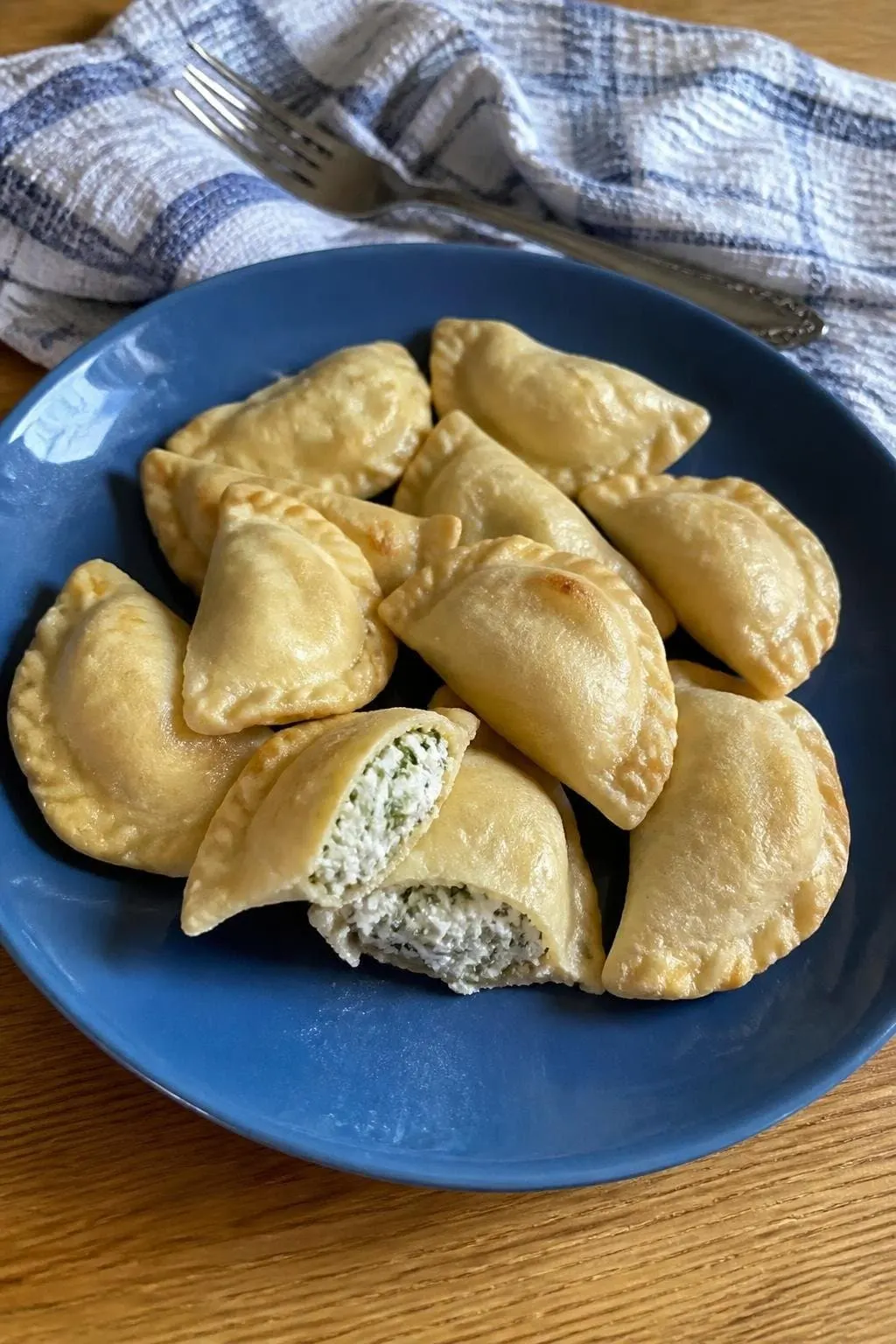 Pierożki ziemniaczane z kremowym twarogiem i koperkiem