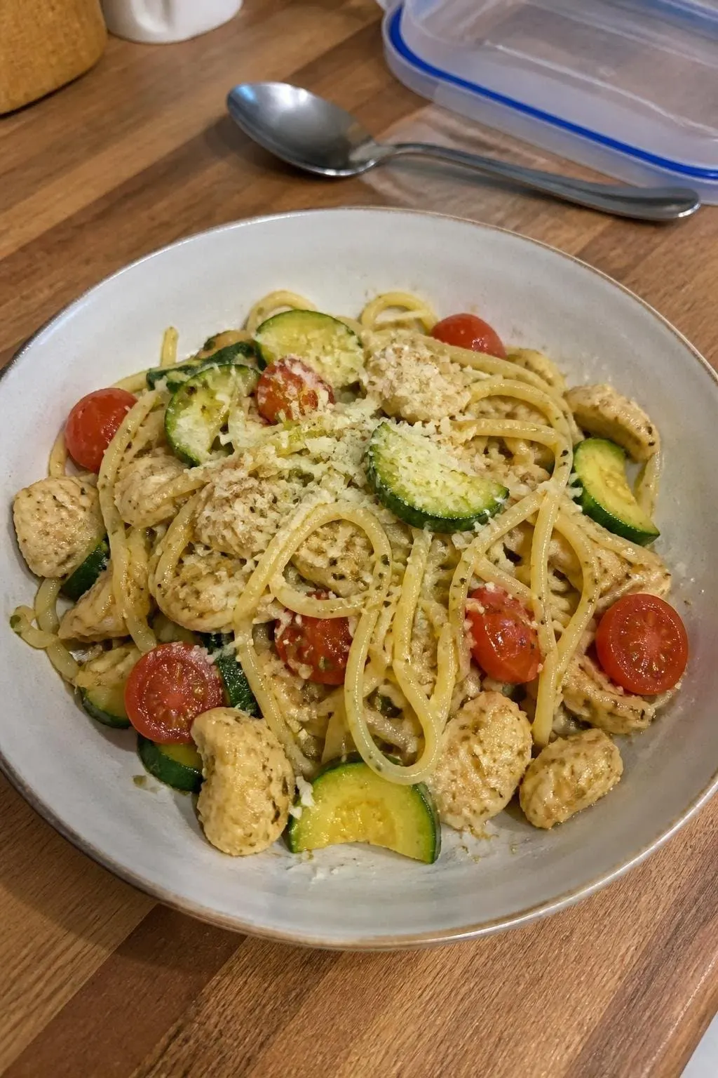 Spaghetti z kurczakiem, cukinią i pomidorkami