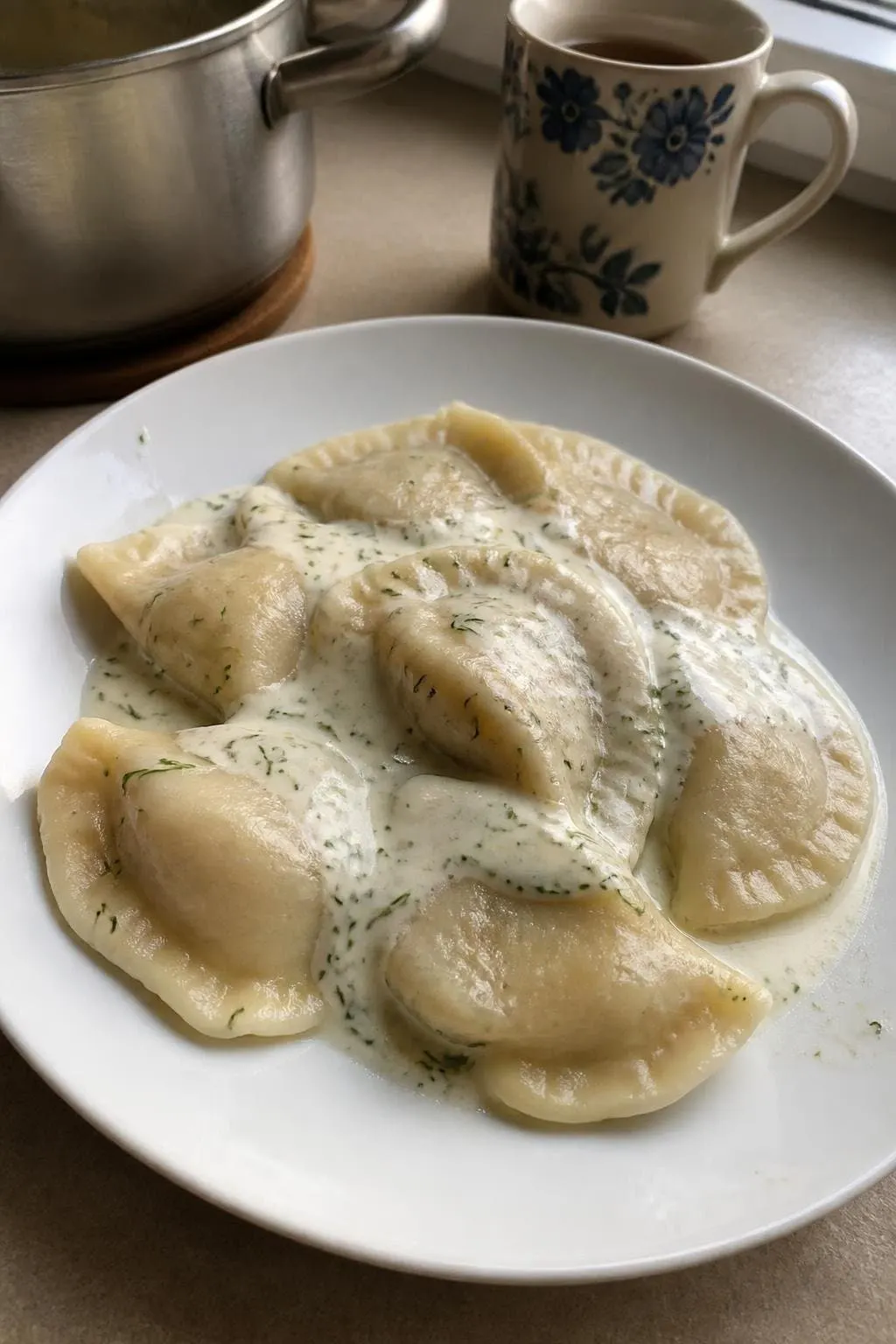 Pierogi z dynią i twarogiem z kremowym sosem koperkowym