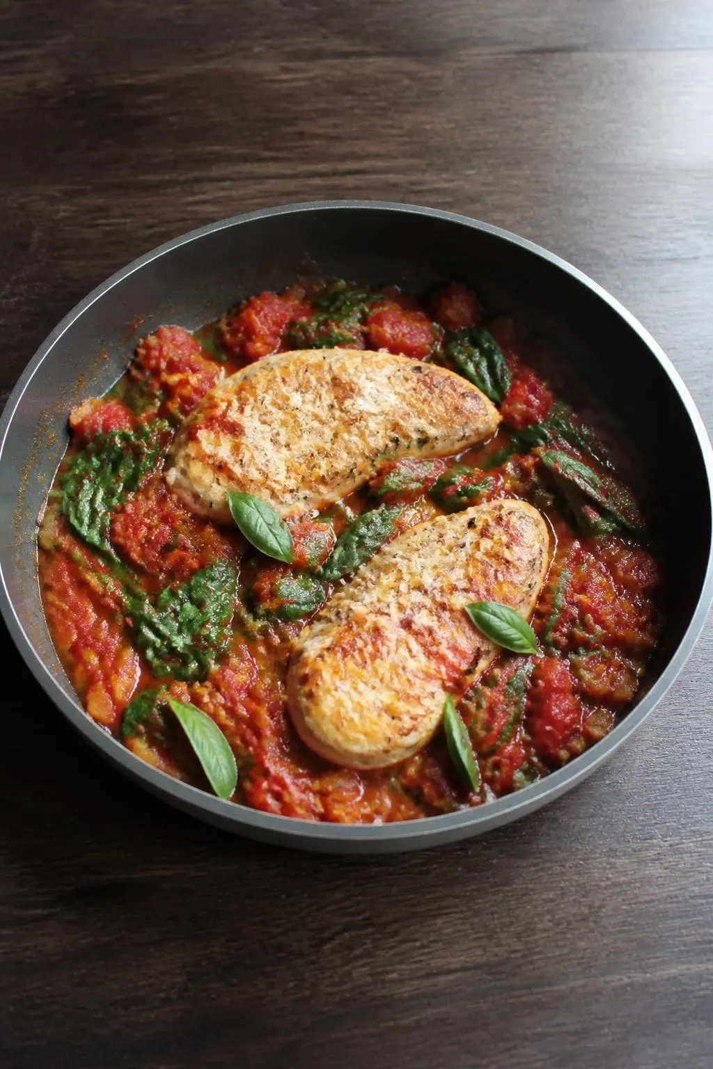Kurczak w pomidorach ze szpinakiem i parmezanem