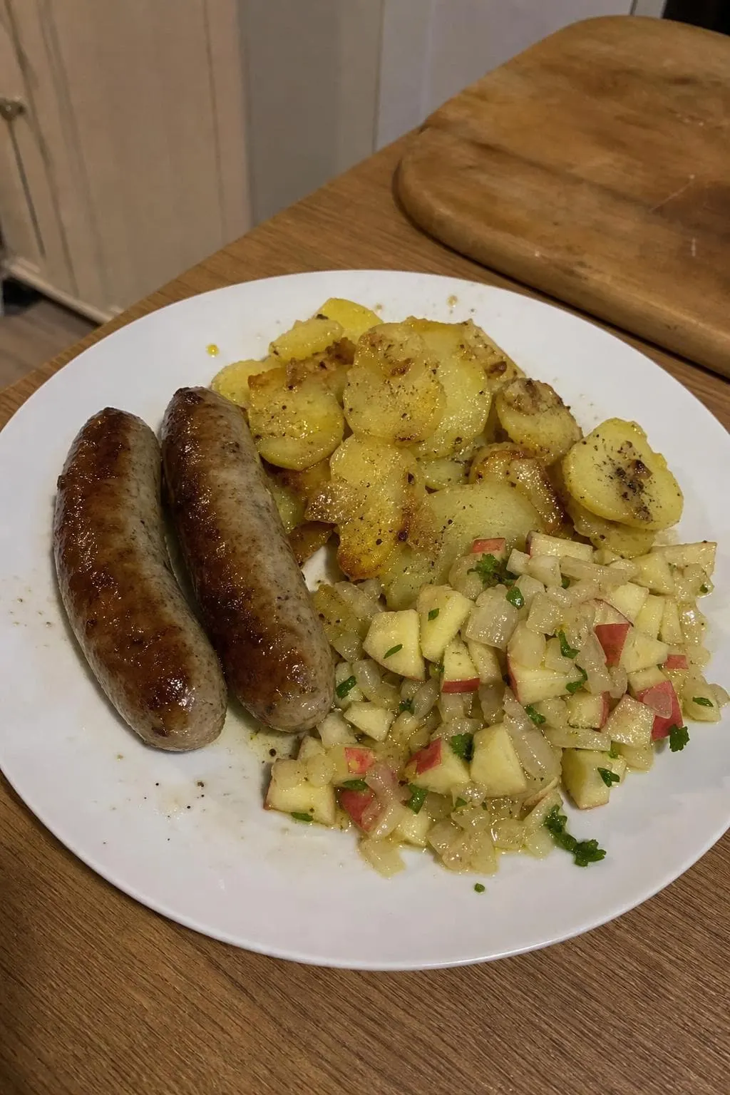 Kiełbaski z ziemniakami i jabłkowo-cebulową salsą
