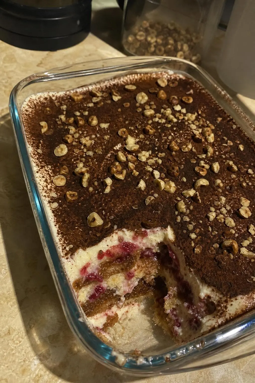 Tiramisu z dżemem malinowym i prażonymi orzechami laskowymi
