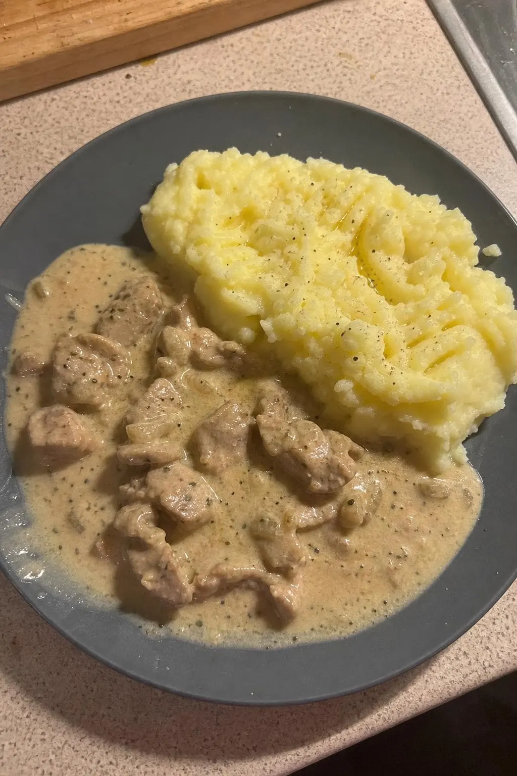 Kremowy gulasz wieprzowy z ziemniaczanym puree
