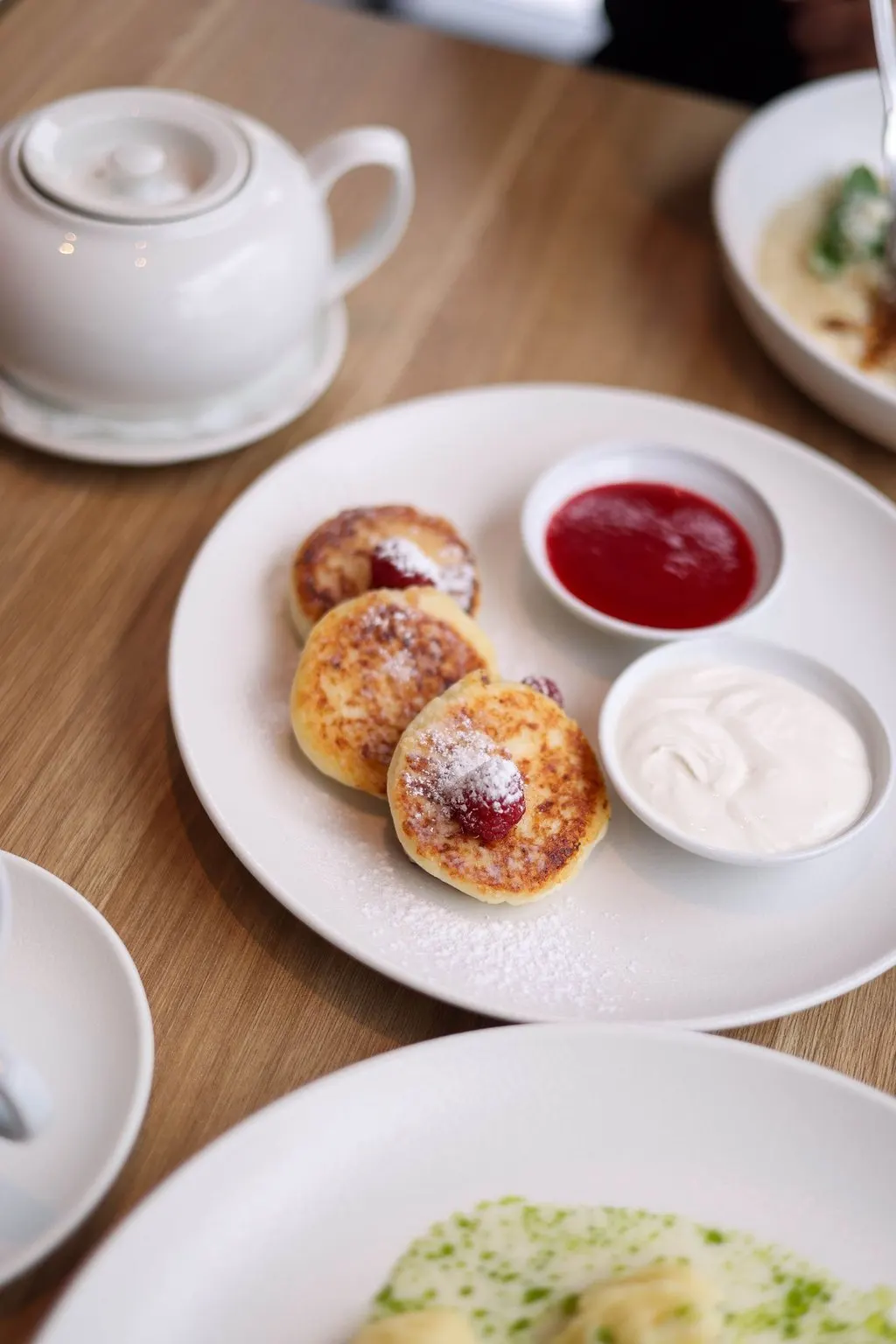 Mini pączki inspirowane churros z kremem twarogowym i sosem malinowym