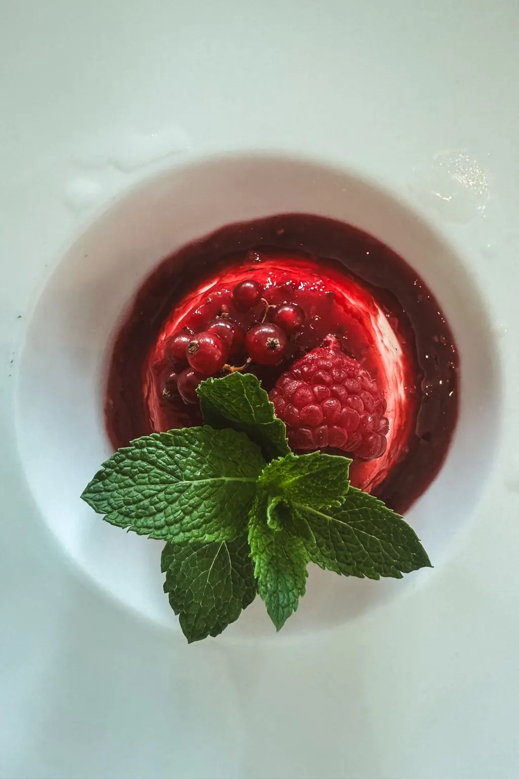Pannacotta waniliowa z musem malinowym i prażonymi migdałami