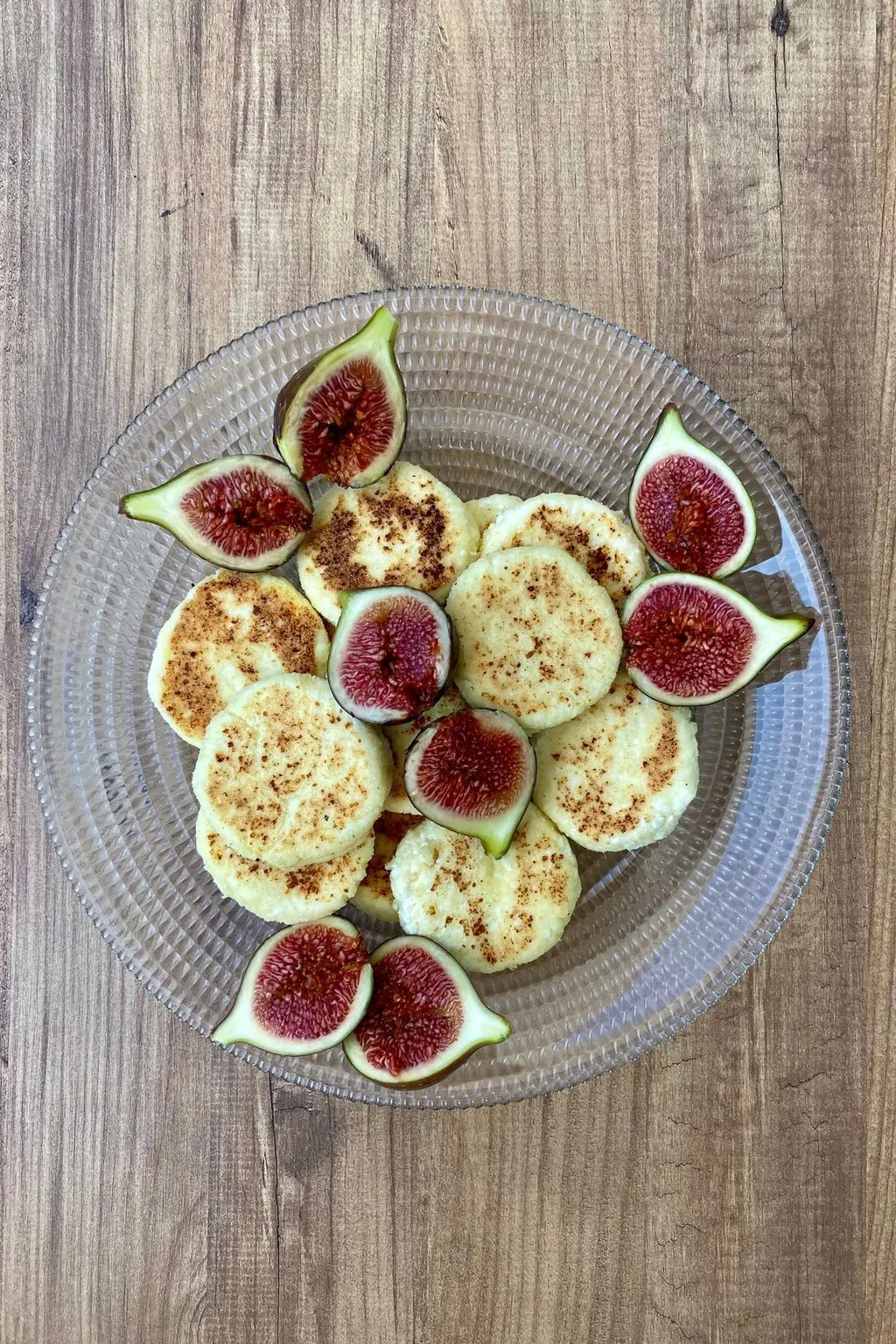 Pieczone figi z kremem ricotta, miodem i prażonymi orzechami