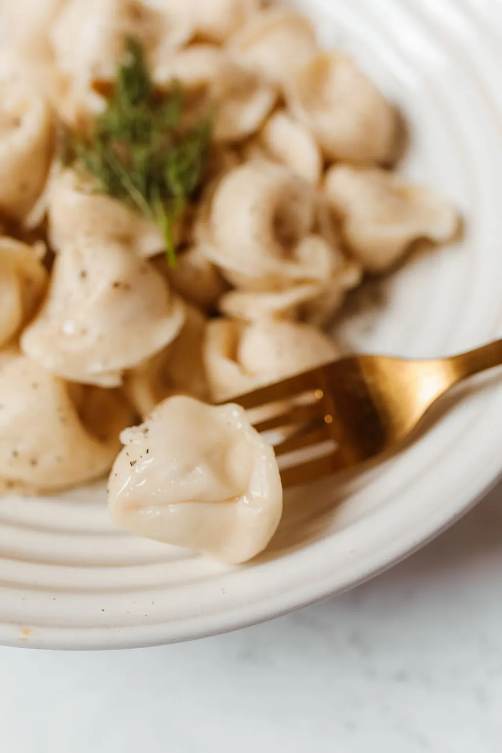 Pierogi z twarogiem, pieczoną cebulą i jabłkiem