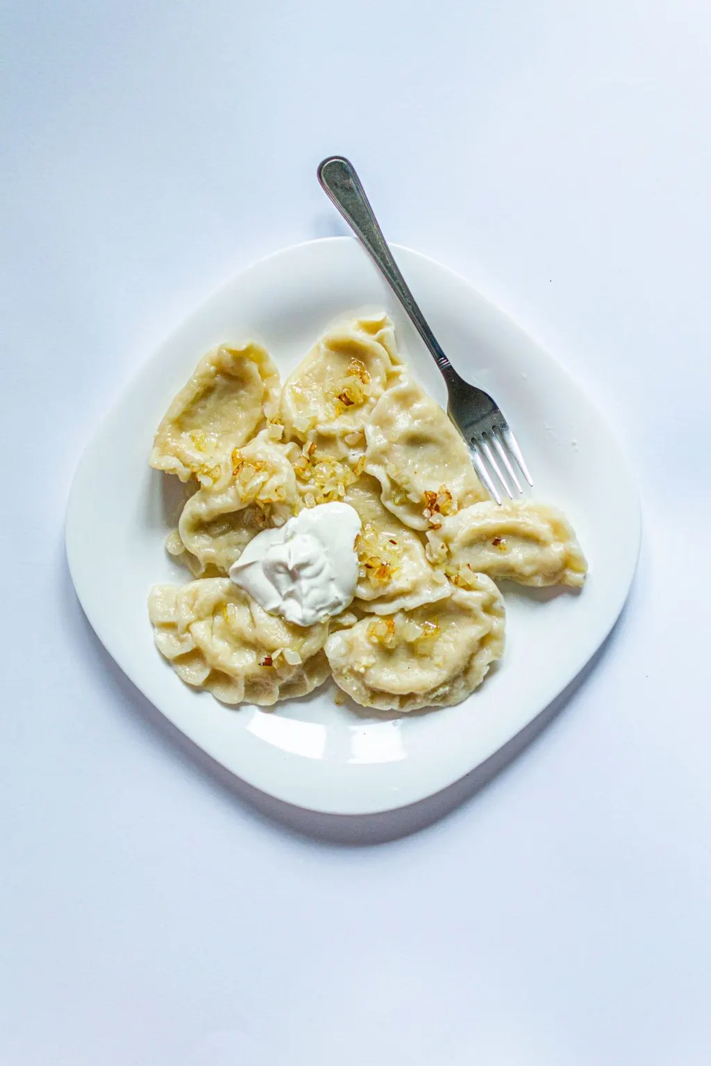 Pierożki ruskie z jogurtowo-koperkowym sosem
