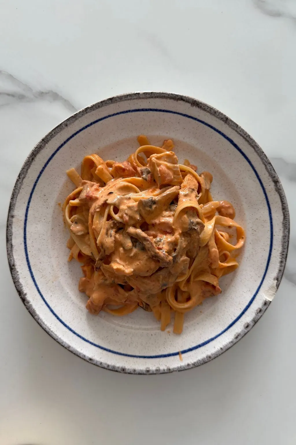 Tagliatelle w kremowym sosie pomidorowo-śmietanowym z szynką