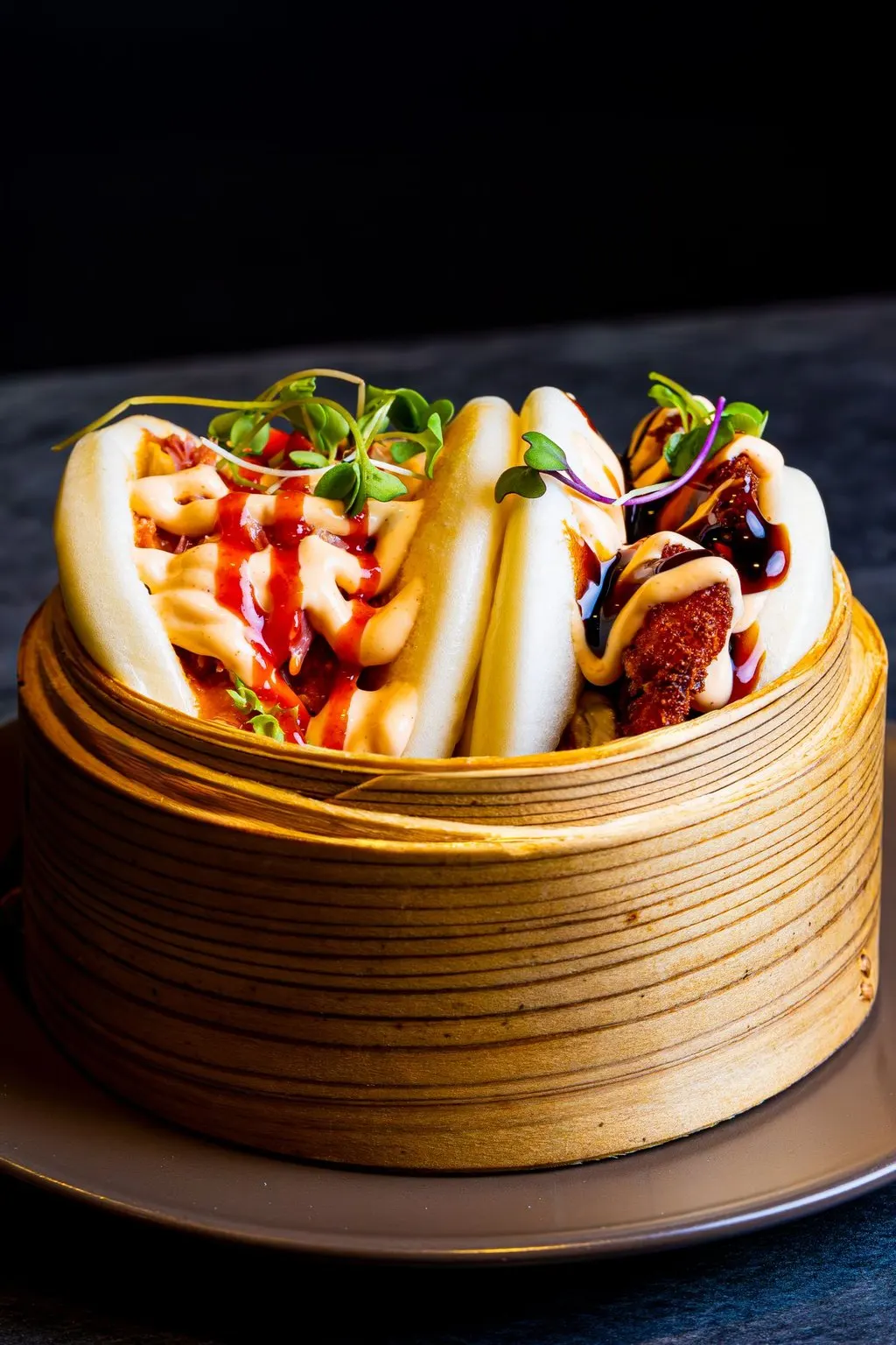 Bao z chrupiącym kurczakiem i majonezem sriracha