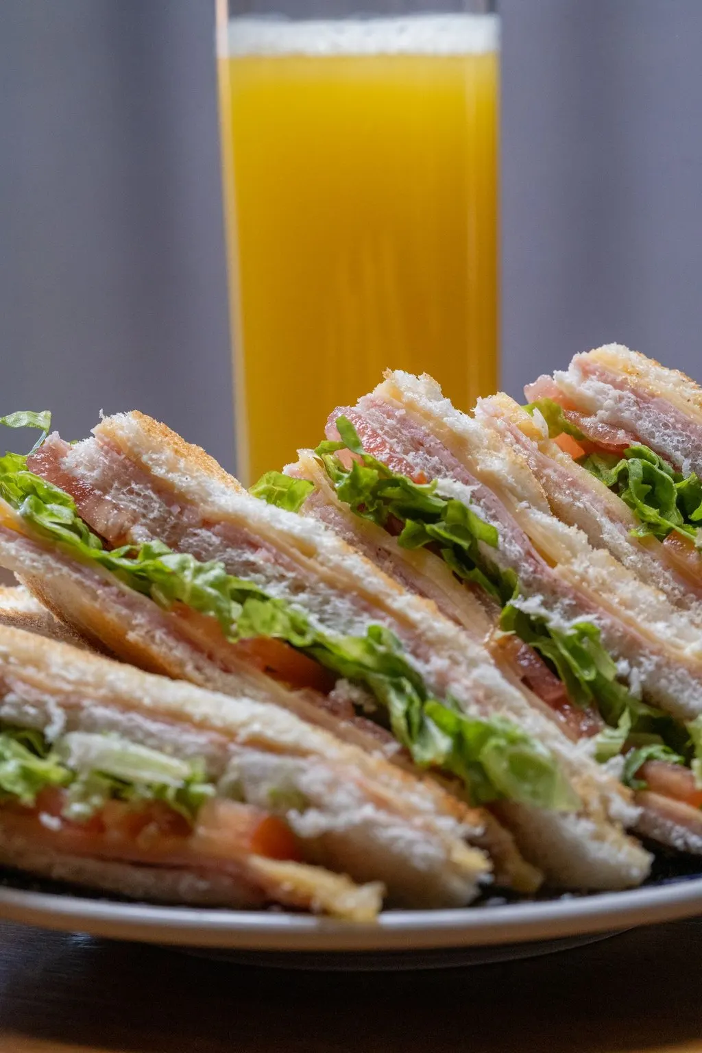 Club sandwich z szynką, serem i sałatą