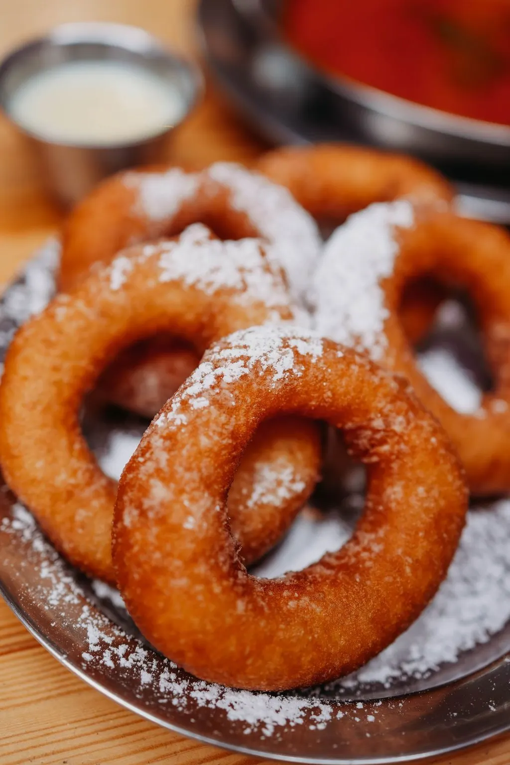 Domowe donuty z cukrem pudrem
