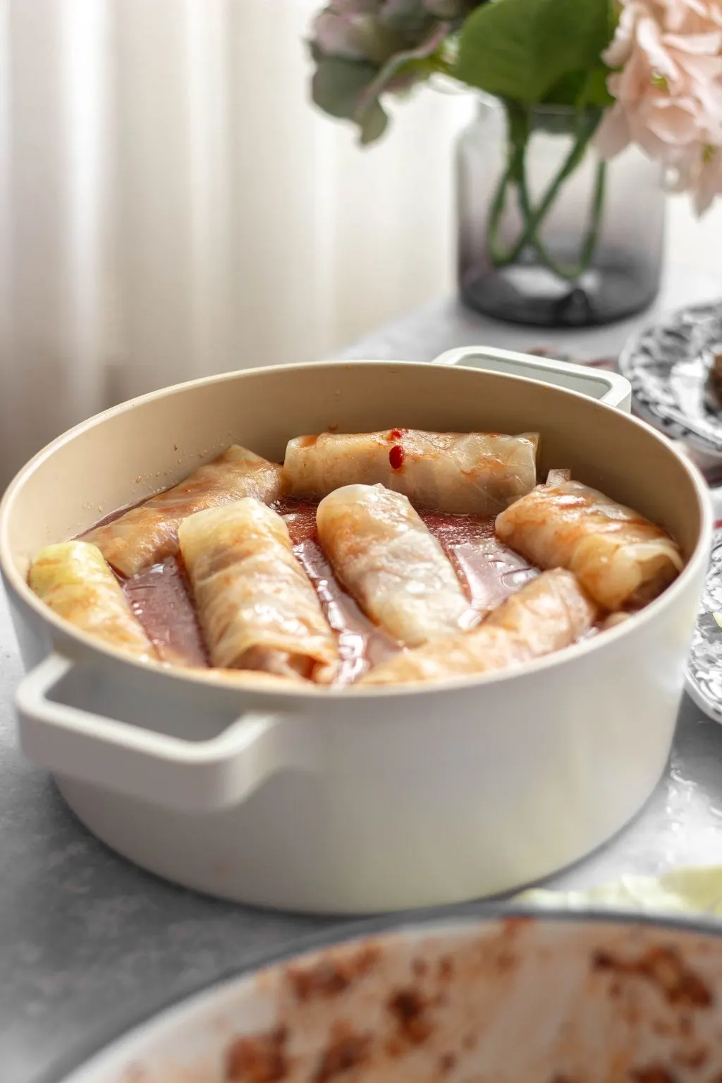 Gołąbki z kaszą gryczaną i pieczarkami w sosie pomidorowym