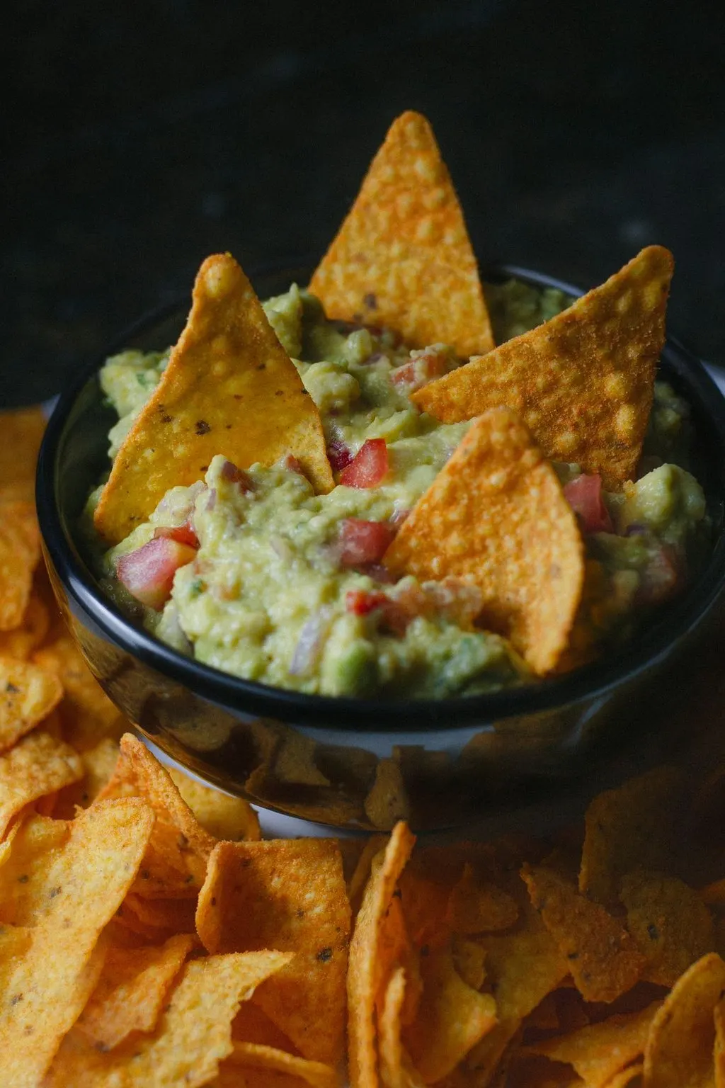 Guacamole z pomidorem i chipsami tortilla