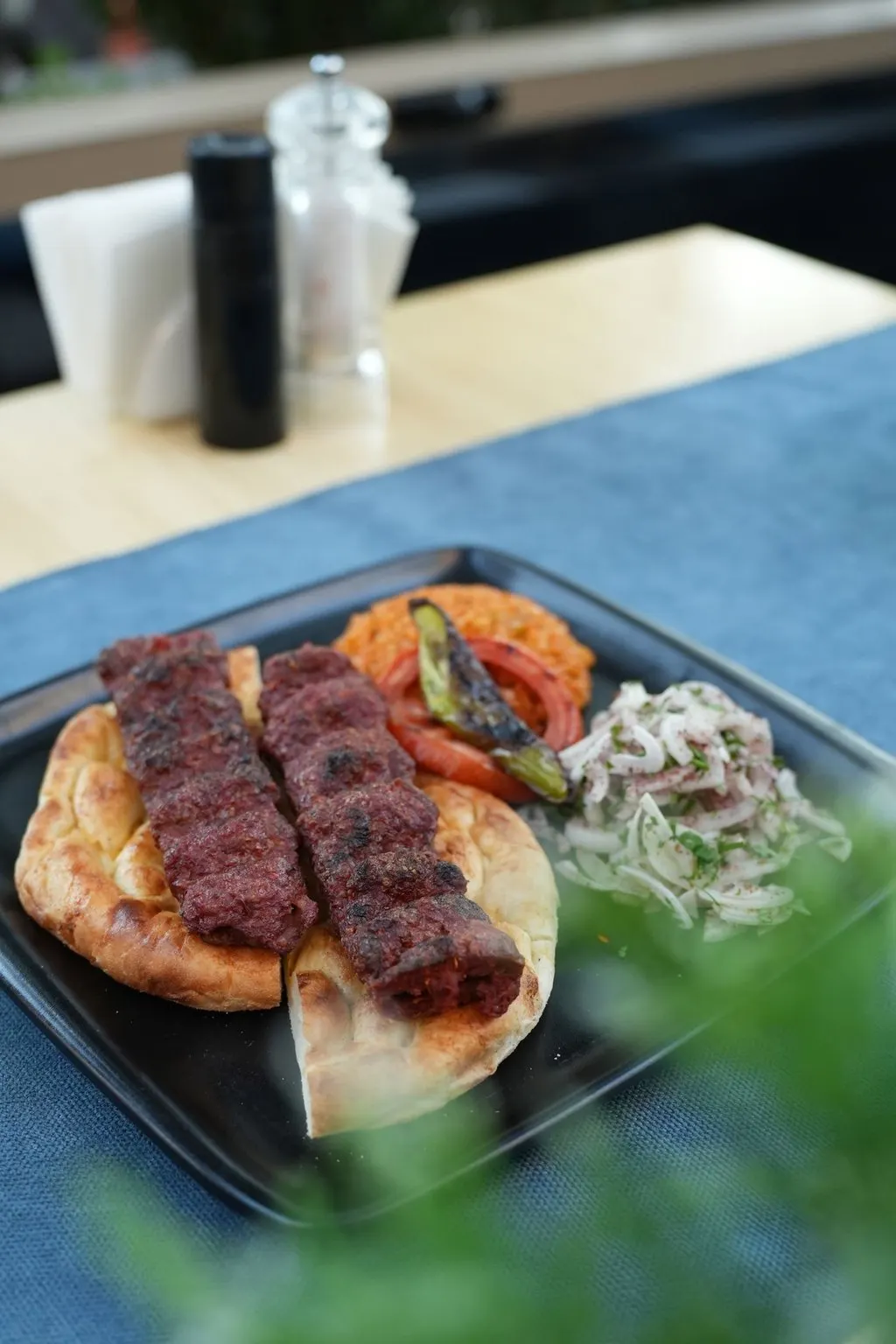 Kebab adana z pitą i sałatką z cebuli