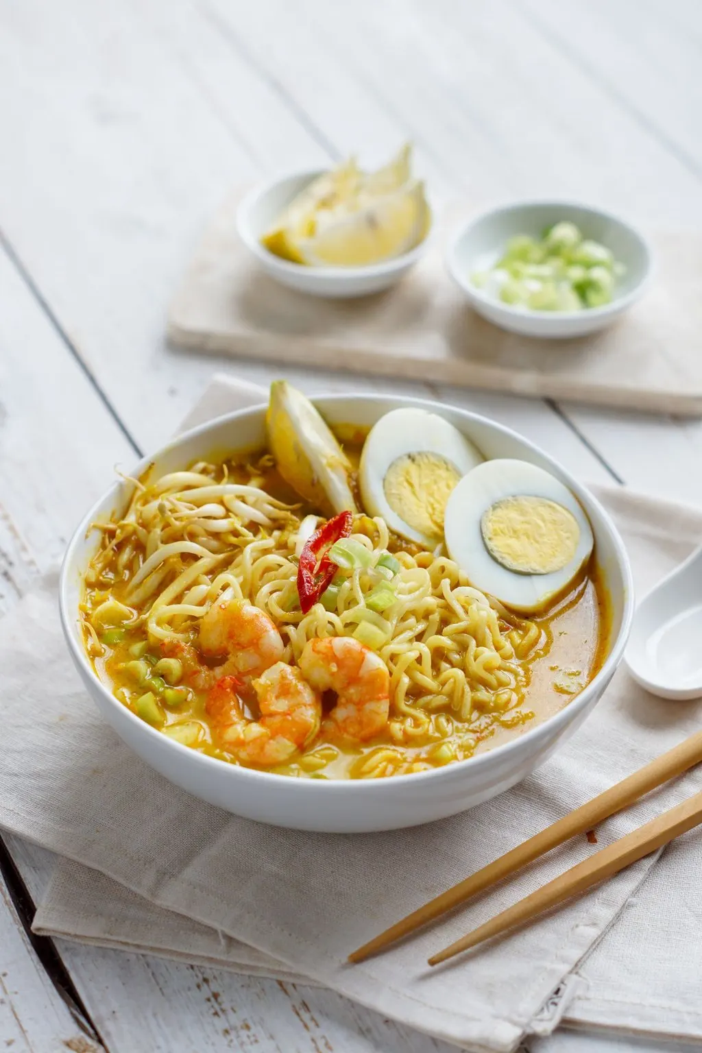 Laksa z krewetkami, makaronem i jajkiem
